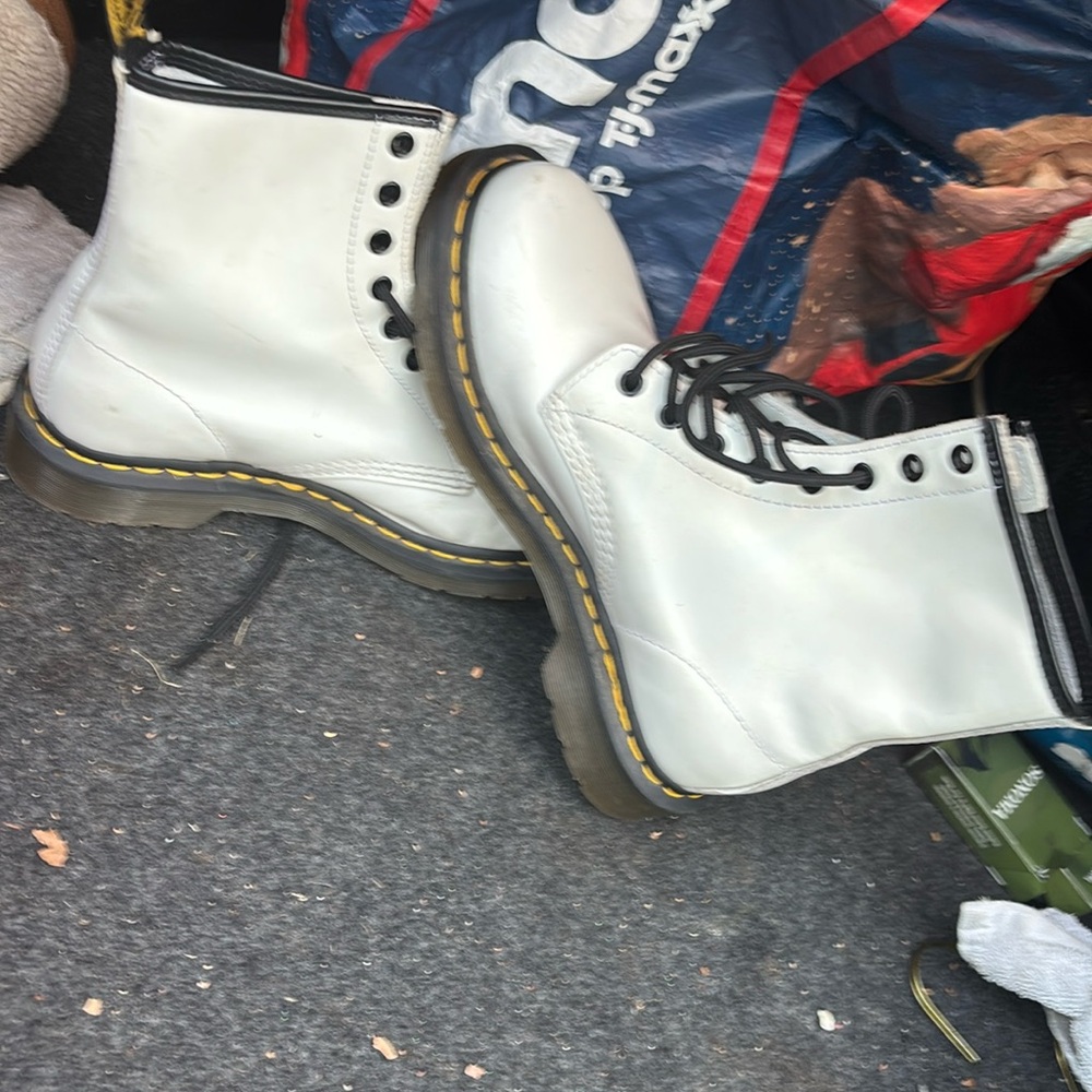Size 8 white leather Dr. Martins. Only worn few times.